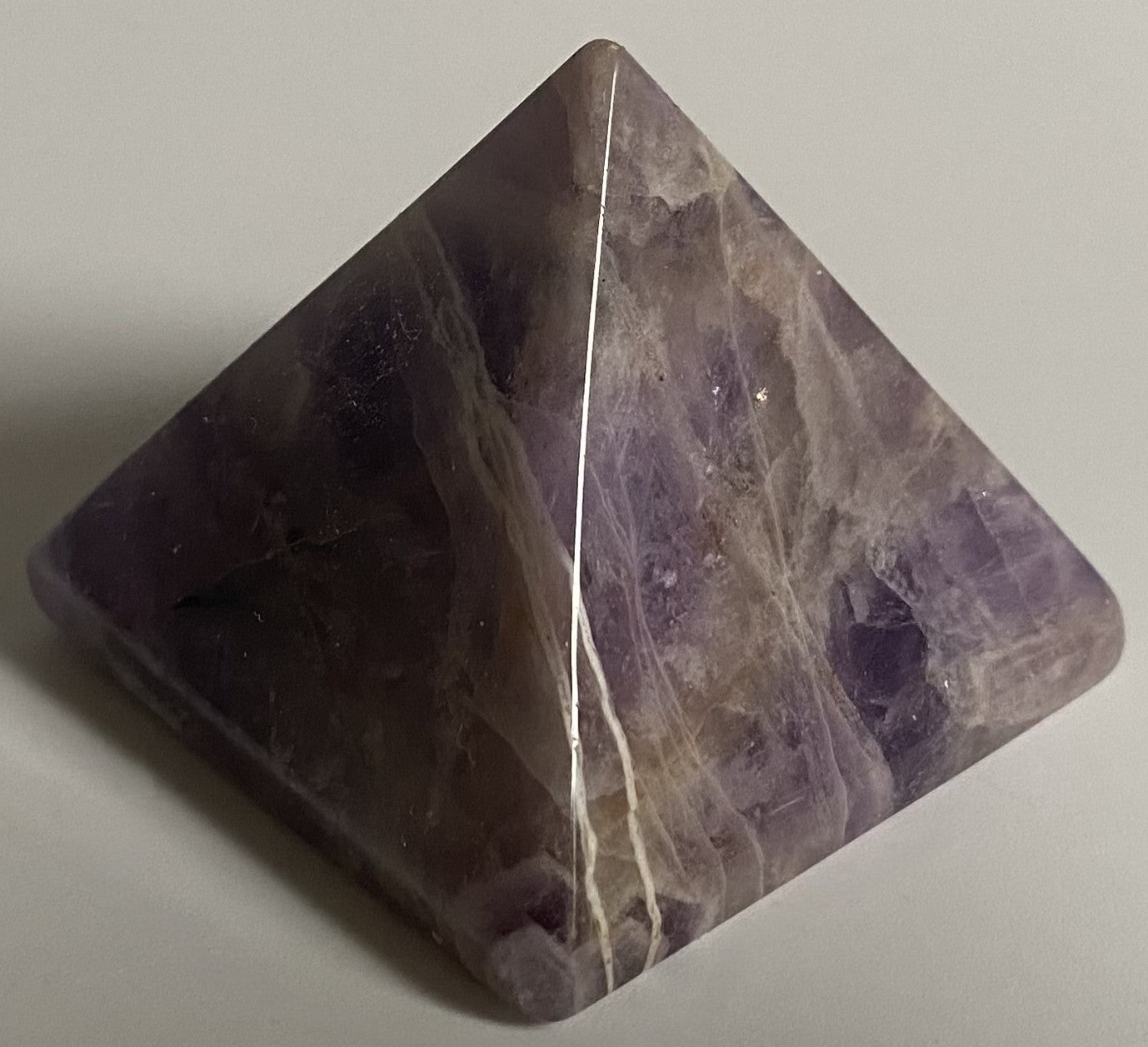 Piramida decorativa de 3.8cm din piatra semipretioasa de ametist chevron pe fundal alb