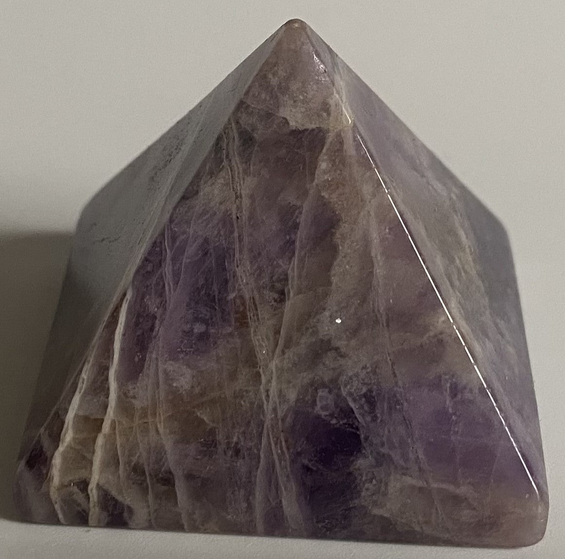 Piramida decorativa de 3.8cm din cristal de ametist chevron pe fundal alb