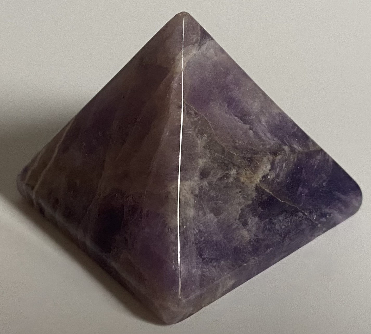 Piramida unicat de 3.8cm din piatra semipretioasa de ametist chevron pe fundal alb