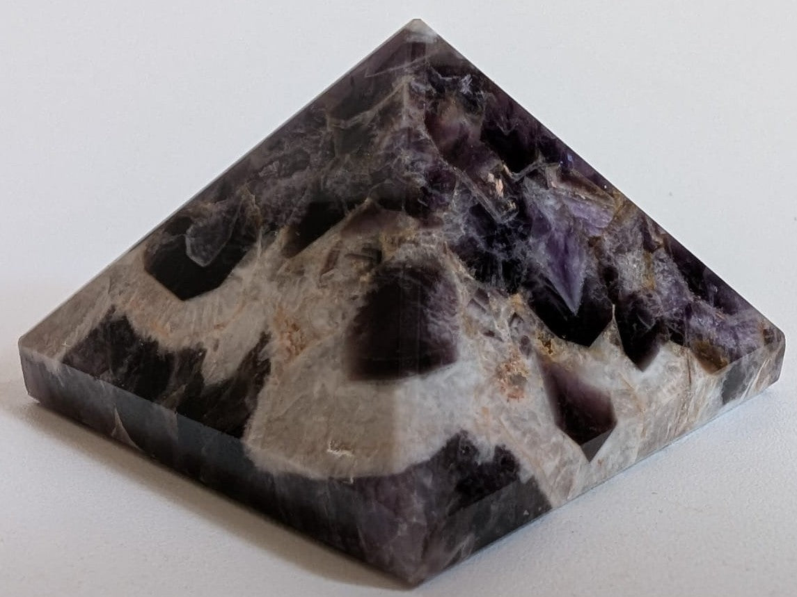 Piramida din piatra semipretioasa de ametist chevron pe fundal alb