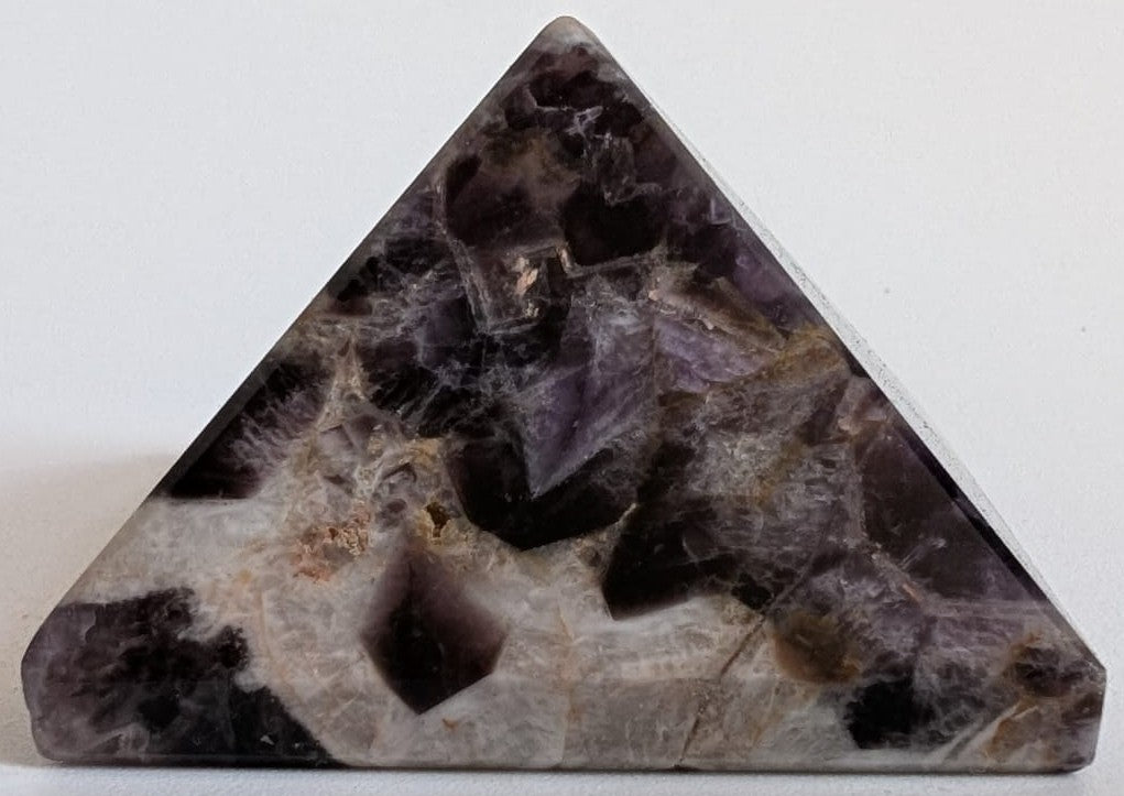 Piramida din cristal de ametist chevron pe fundal alb
