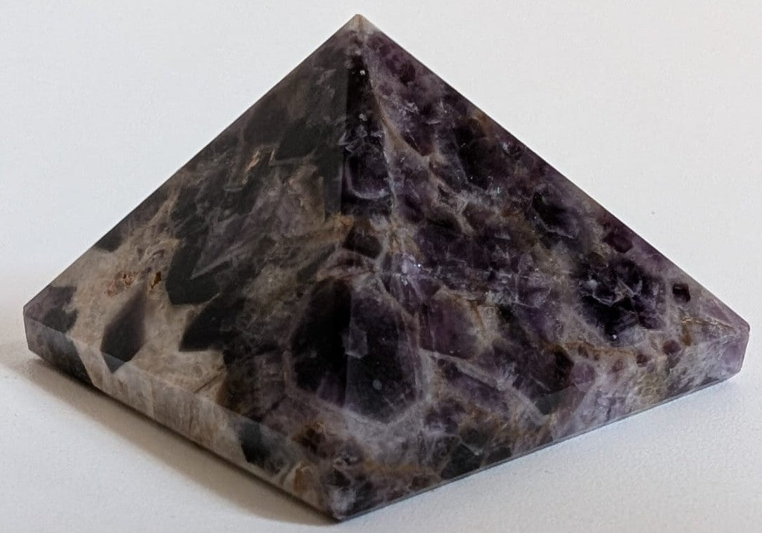 Piramida de 4.6cm din piatra semipretioasa de ametist chevron pe fundal alb