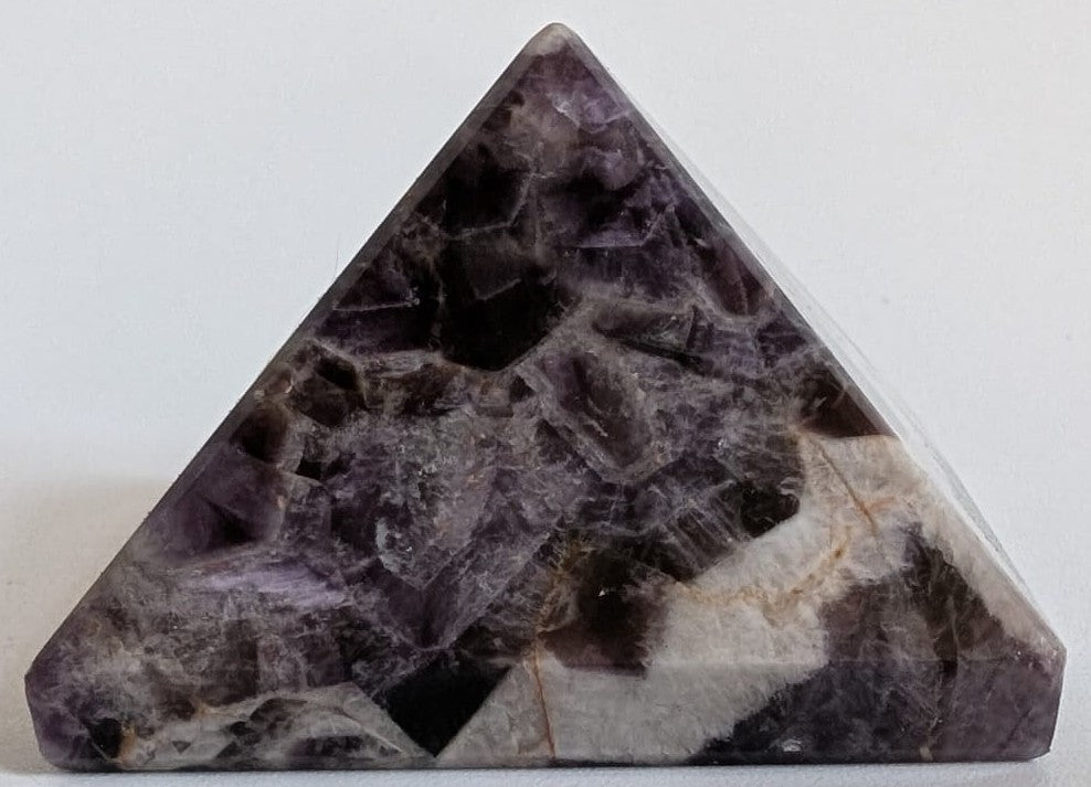 Piramida de 4.6cm din cristal de ametist chevron pe fundal alb