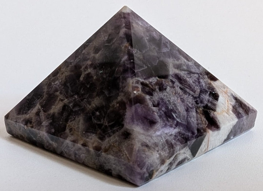 Piramida decorativa de 4.6cm din piatra semipretioasa de ametist chevron pe fundal alb