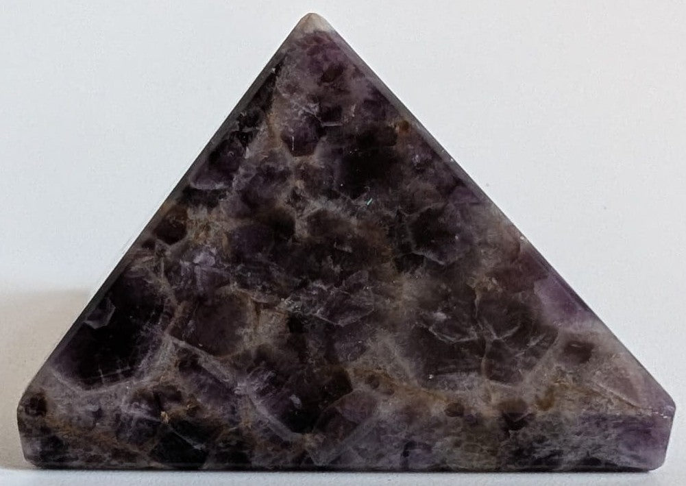 Piramida decorativa de 4.6cm din cristal de ametist chevron pe fundal alb