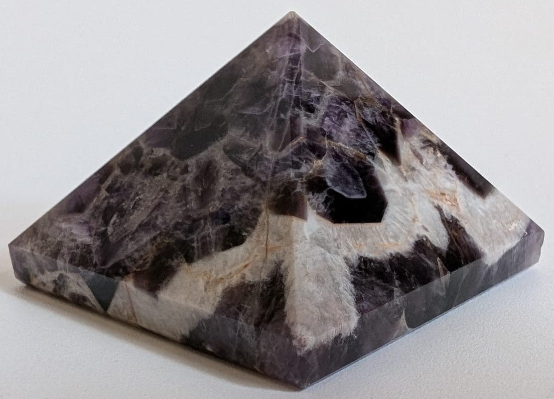 Piramida unicat de 4.6cm din piatra semipretioasa de ametist chevron pe fundal alb