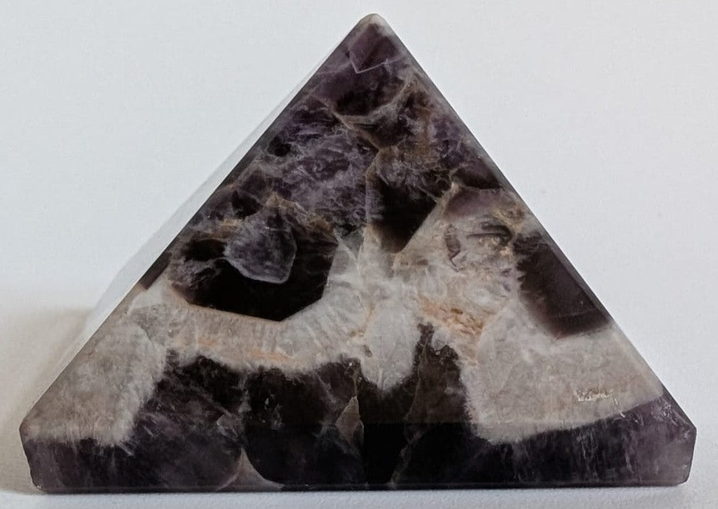 Piramida unicat de 4.6cm din cristal de ametist chevron pe fundal alb