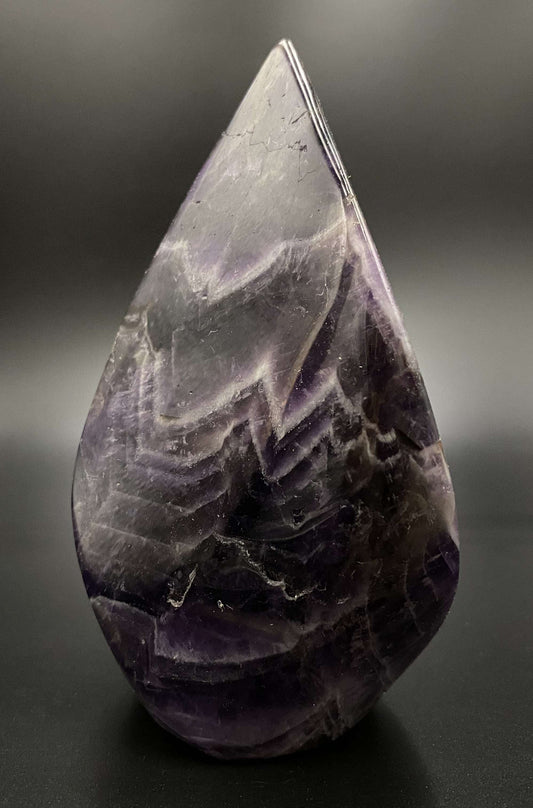 Sculptură naturală din ametist chevron violet în formă conică de 10,3 cm