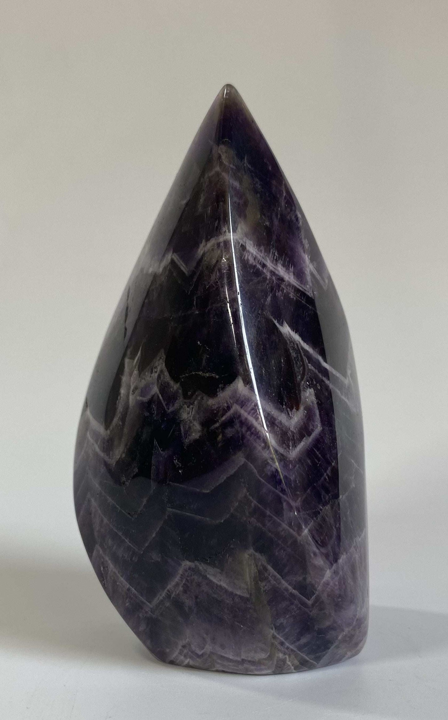 Sculptura Ametist Chevron natural de 10.3 cm în culoare violet închis cu dungi albe