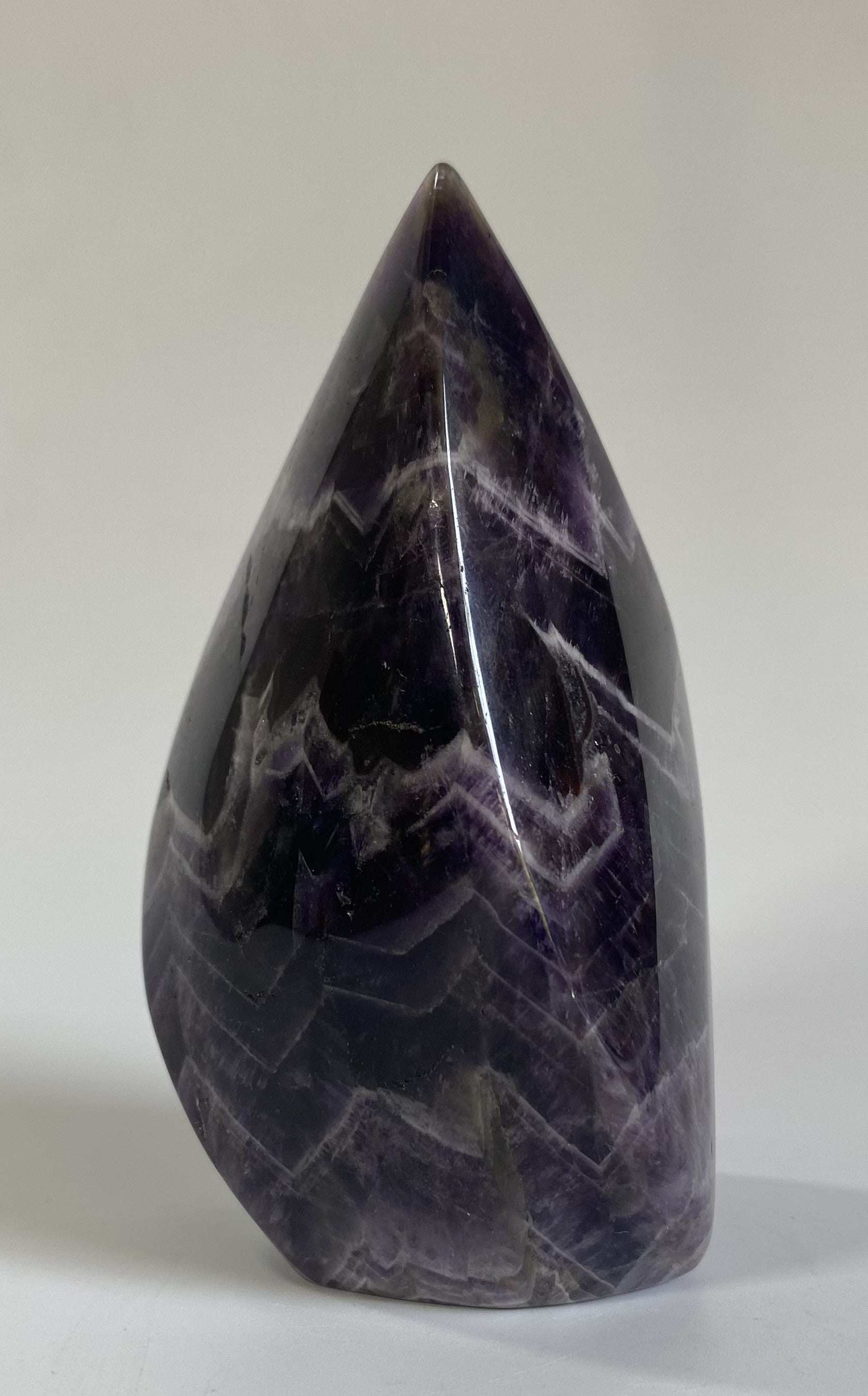 Sculptura Ametist Chevron natural de 10.3 cm în culoare violet închis cu dungi albe