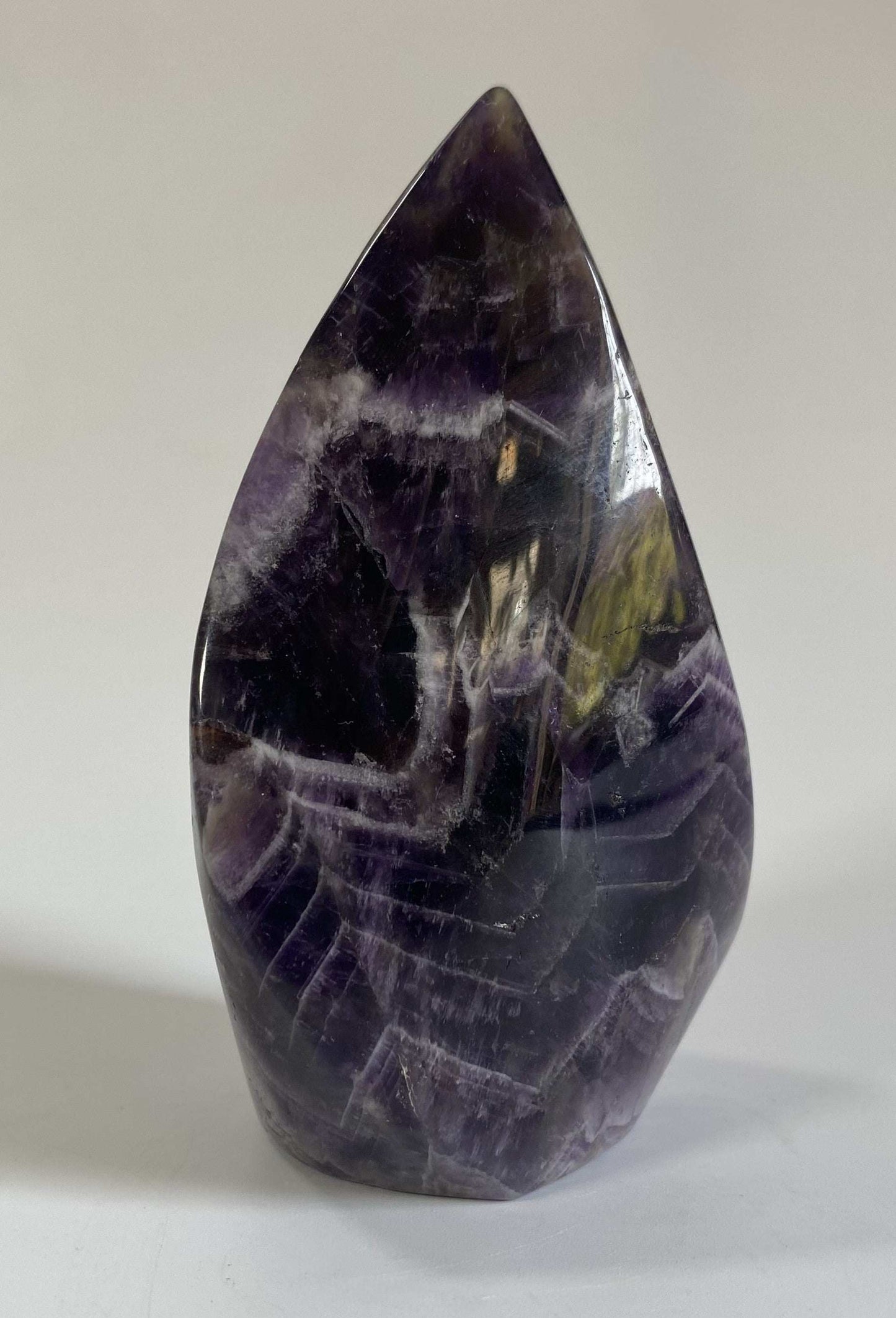 Sculptura din Ametist Chevron natural de 10.3 cm, piatră semiprețioasă în nuanțe de mov și alb.
