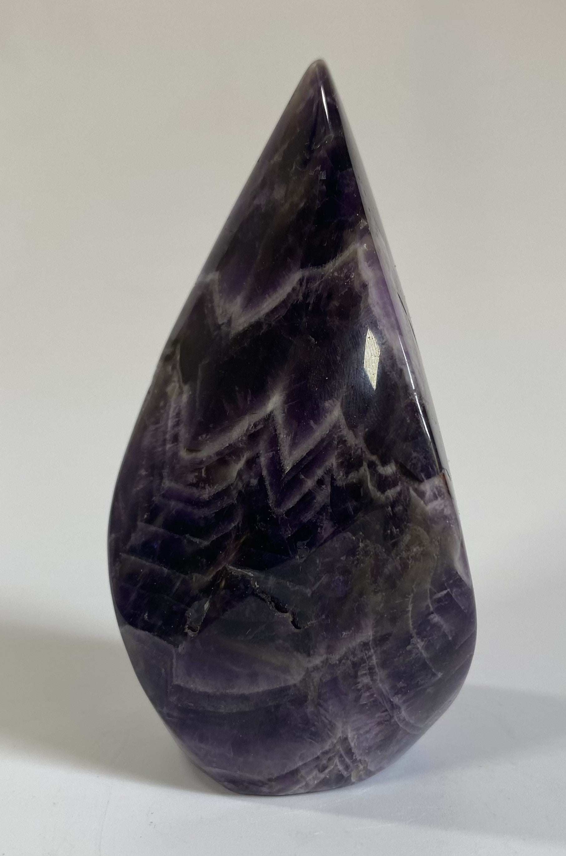 Sculptură naturală din ametist chevron de 10.3 cm în formă de picătură