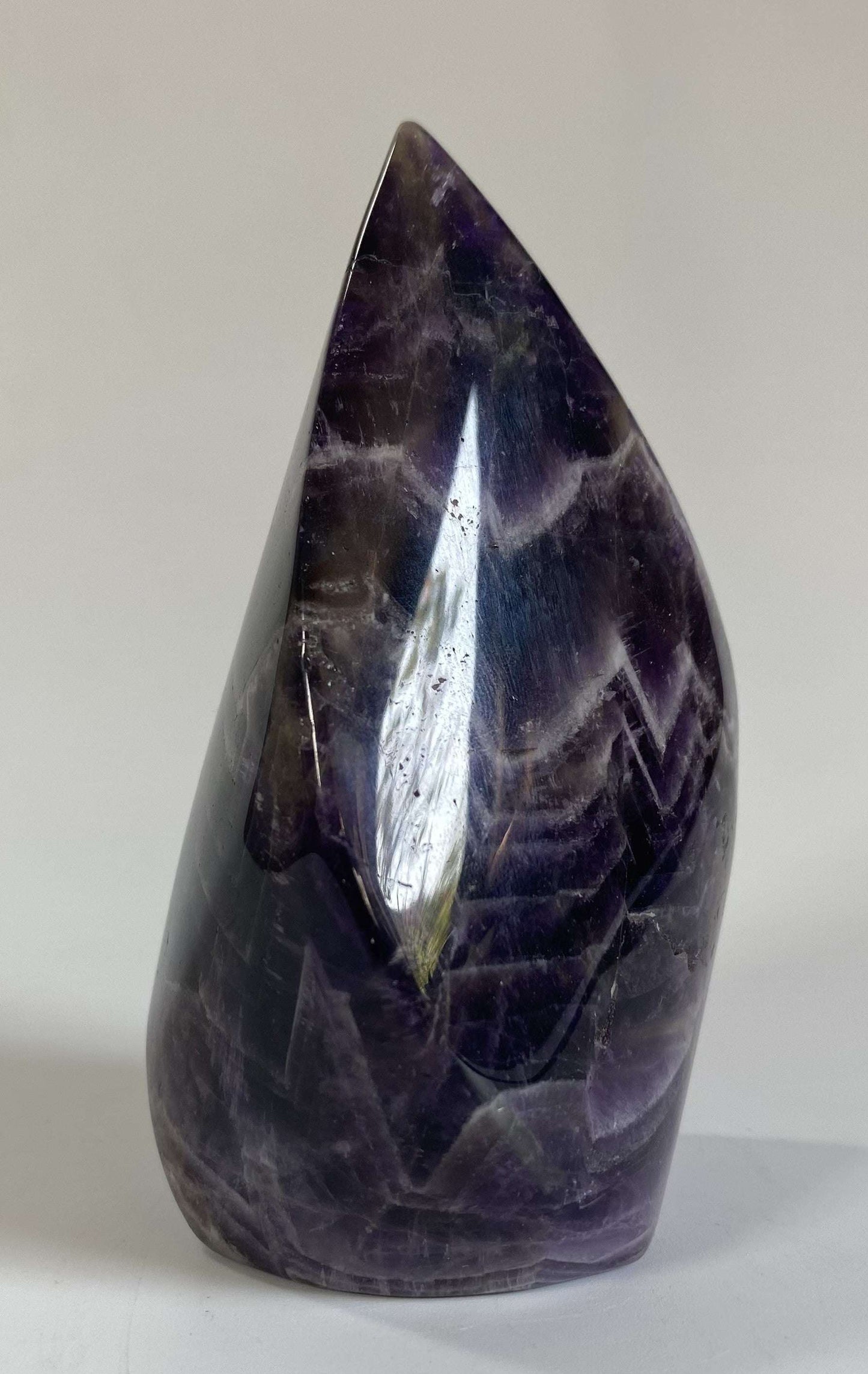 Sculptura Ametist Chevron naturală semiprețioasă 10.3 cm cu model chevron violet