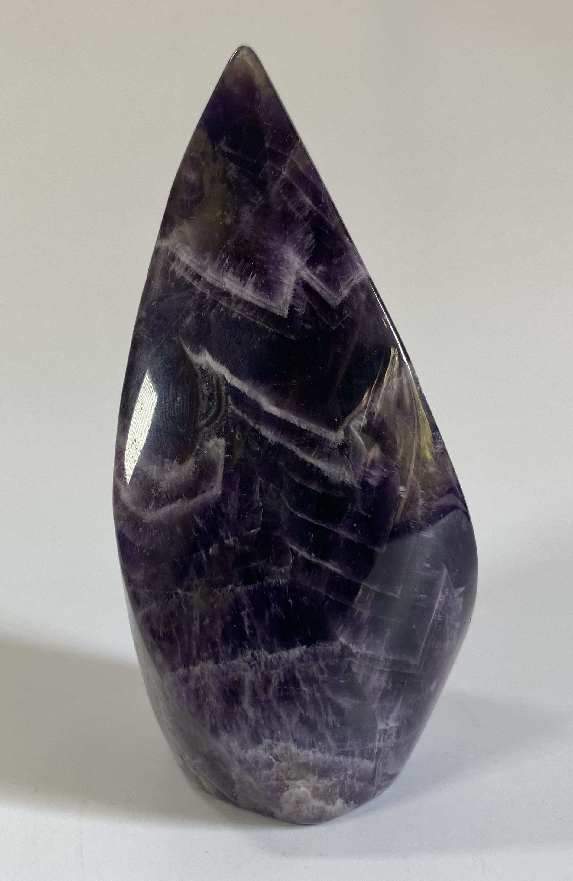 Sculptură naturală Ametist Chevron violet cu modele în zigzag, 10.3 cm înălțime