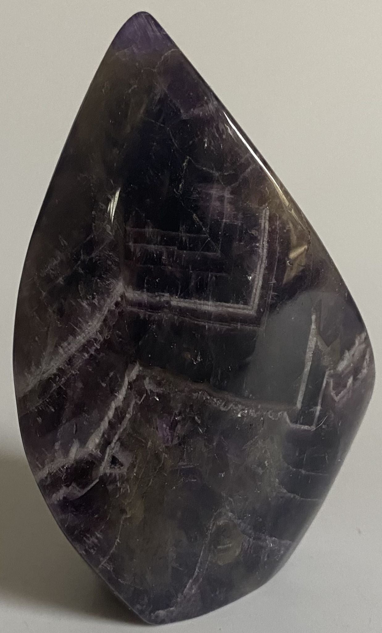 Sculptura din piatra semipretioasa de ametist chevron pe fundal alb