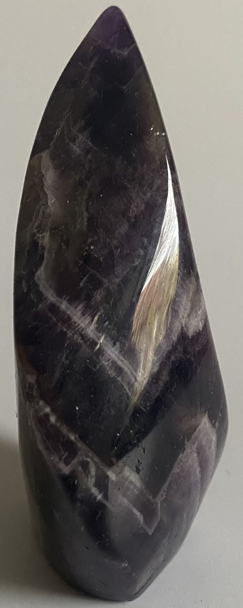 Sculptura din cristal de ametist chevron pe fundal alb
