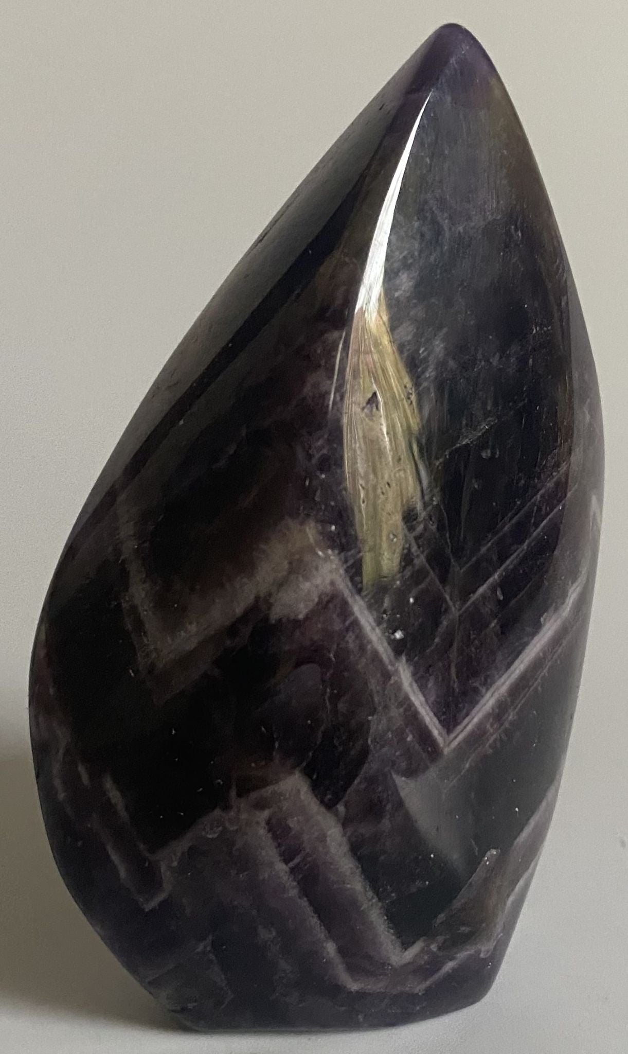 Sculptura de 8.6cm din piatra semipretioasa de ametist chevron pe fundal alb