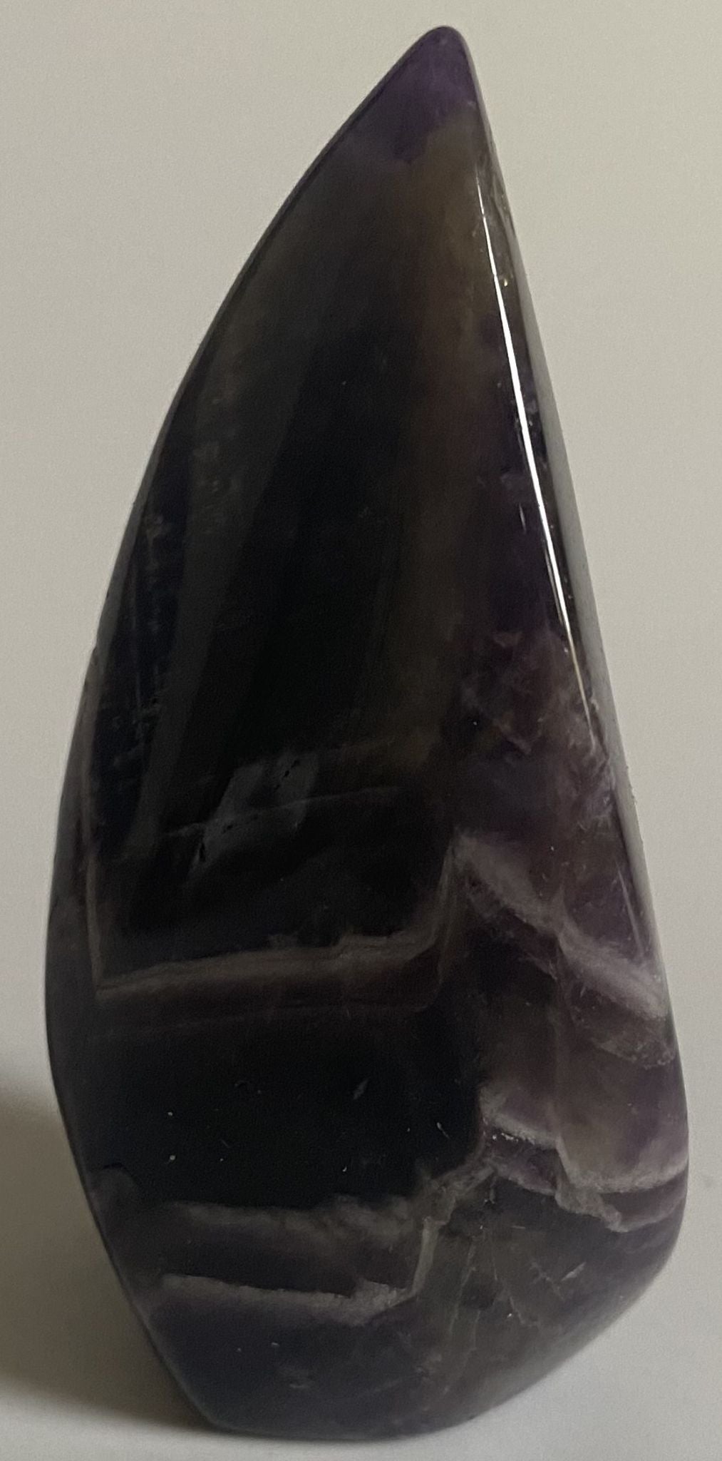Sculptura de 8.6cm din cristal de ametist chevron pe fundal alb