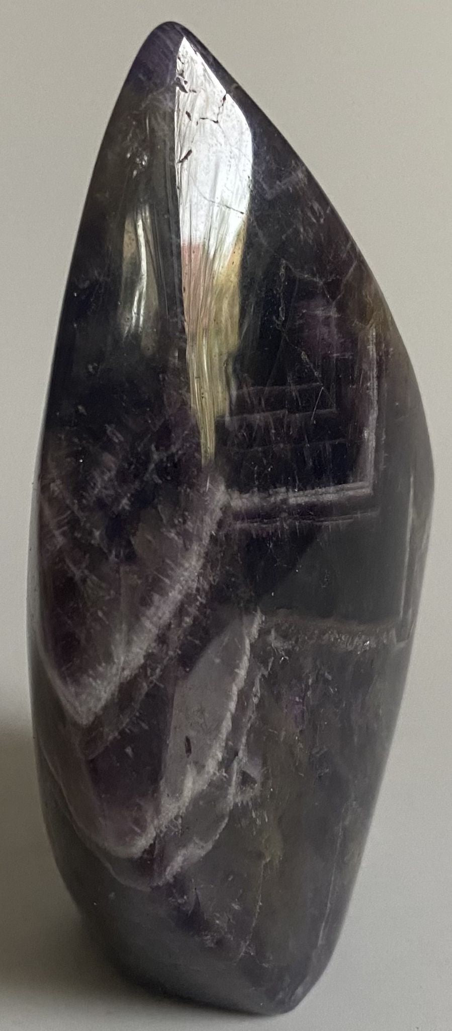 Sculptura decorativa de 8.6cm din piatra semipretioasa de ametist chevron pe fundal alb