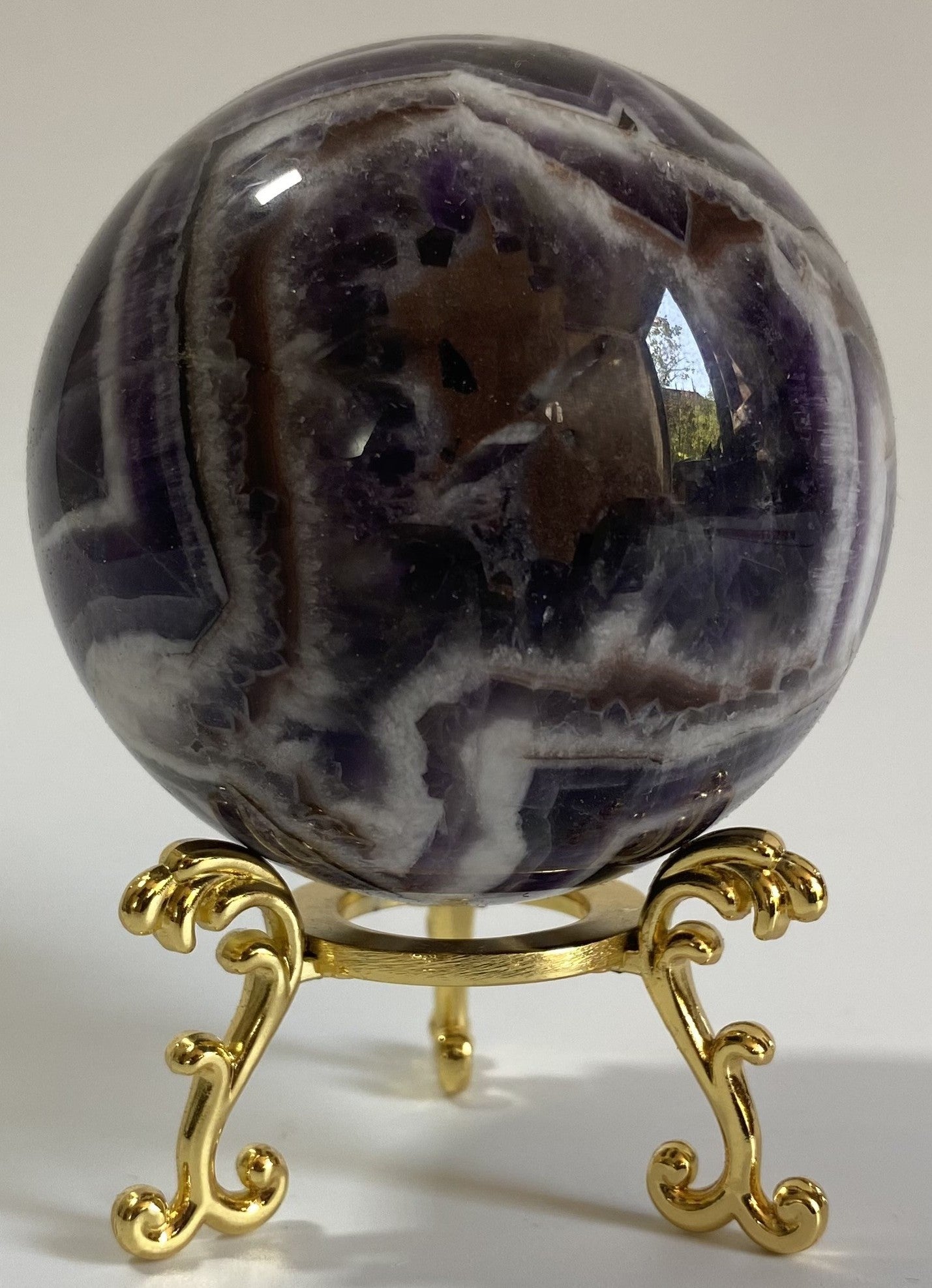 Sfera din cristal de ametist chevron pe suport metalic cu fundal alb