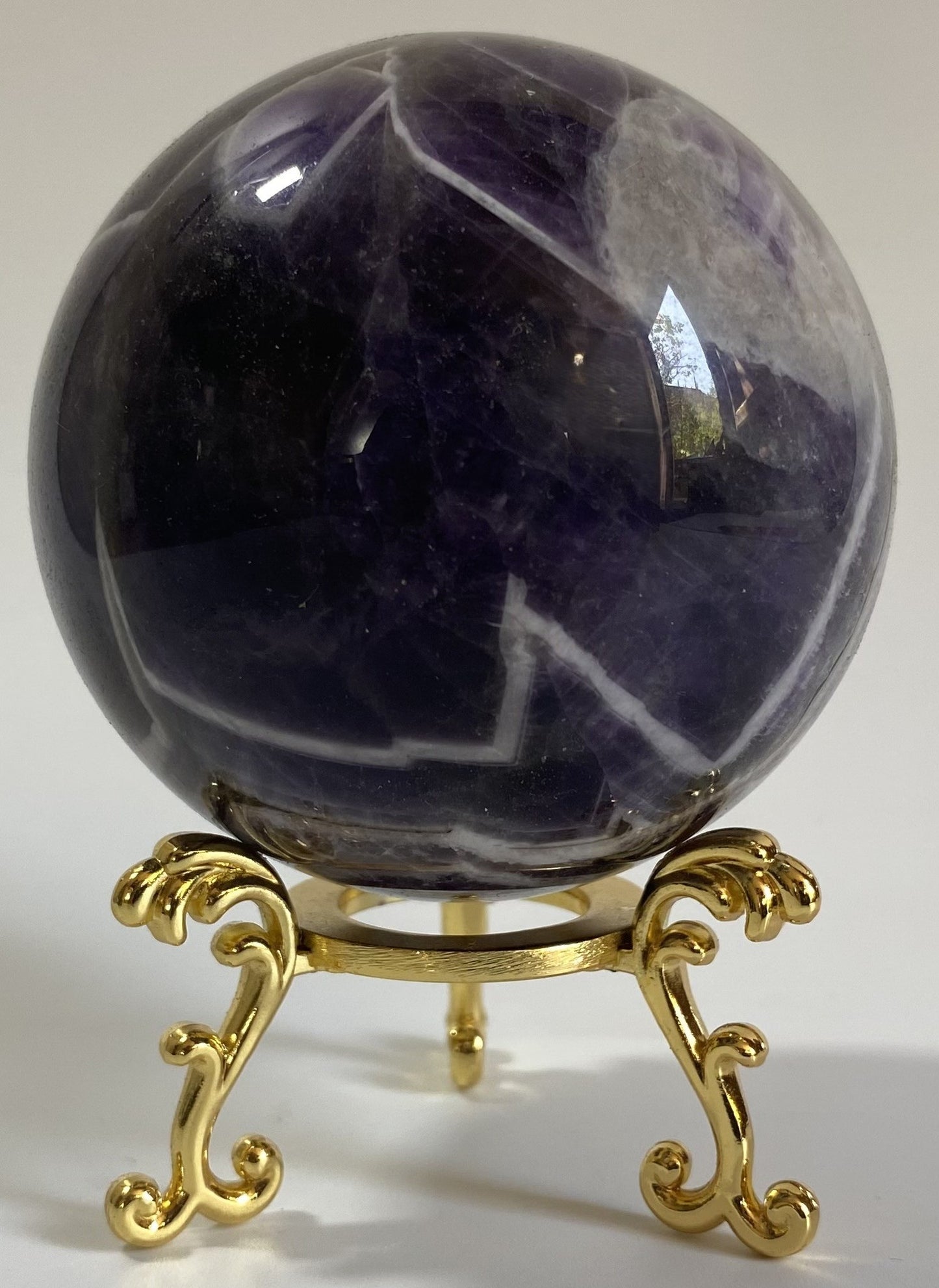 Sfera de 6.5cm din piatra semipretioasa de ametist chevron pe suport metalic cu fundal alb