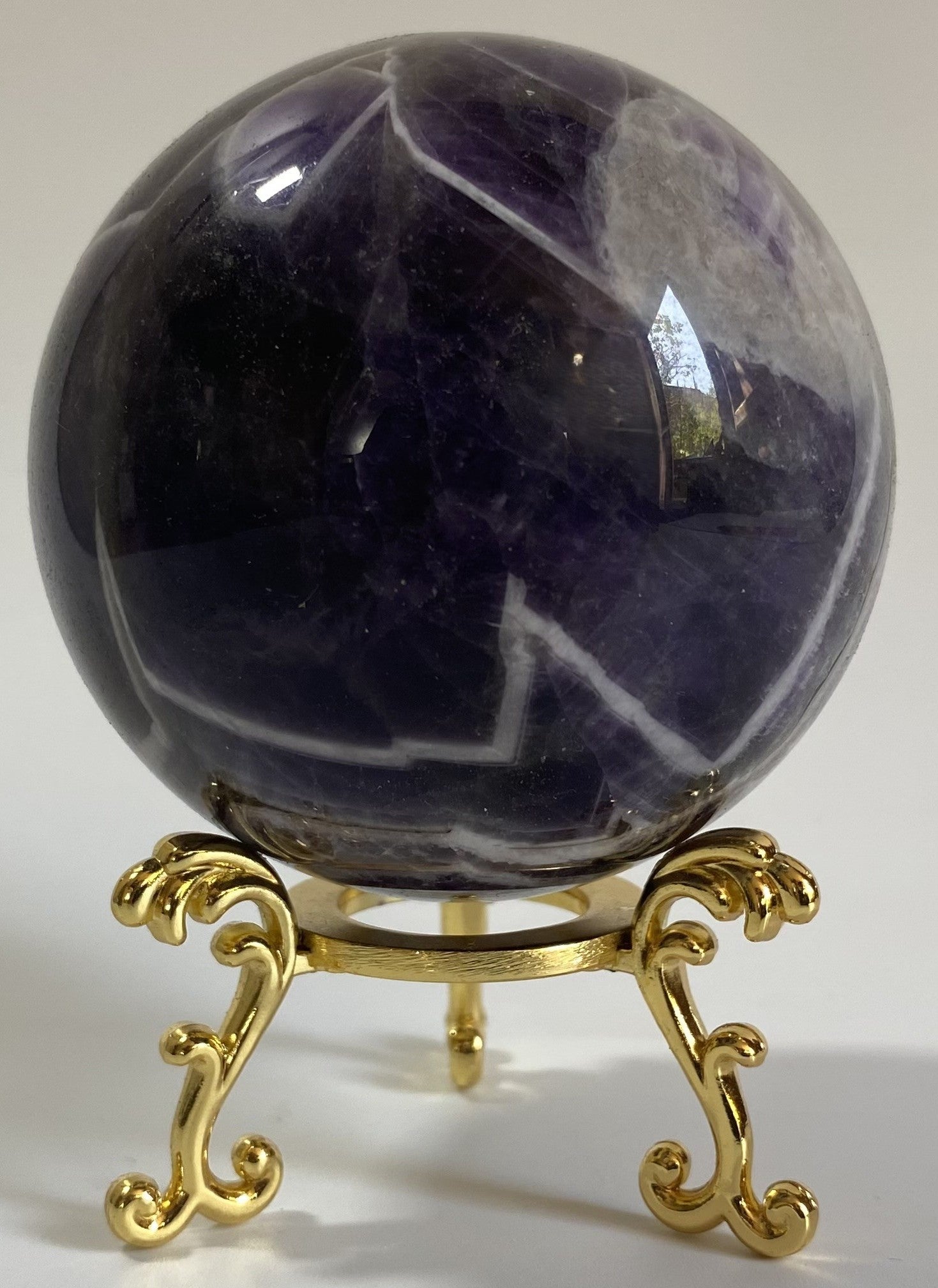 Sfera de 6.5cm din piatra semipretioasa de ametist chevron pe suport metalic cu fundal alb