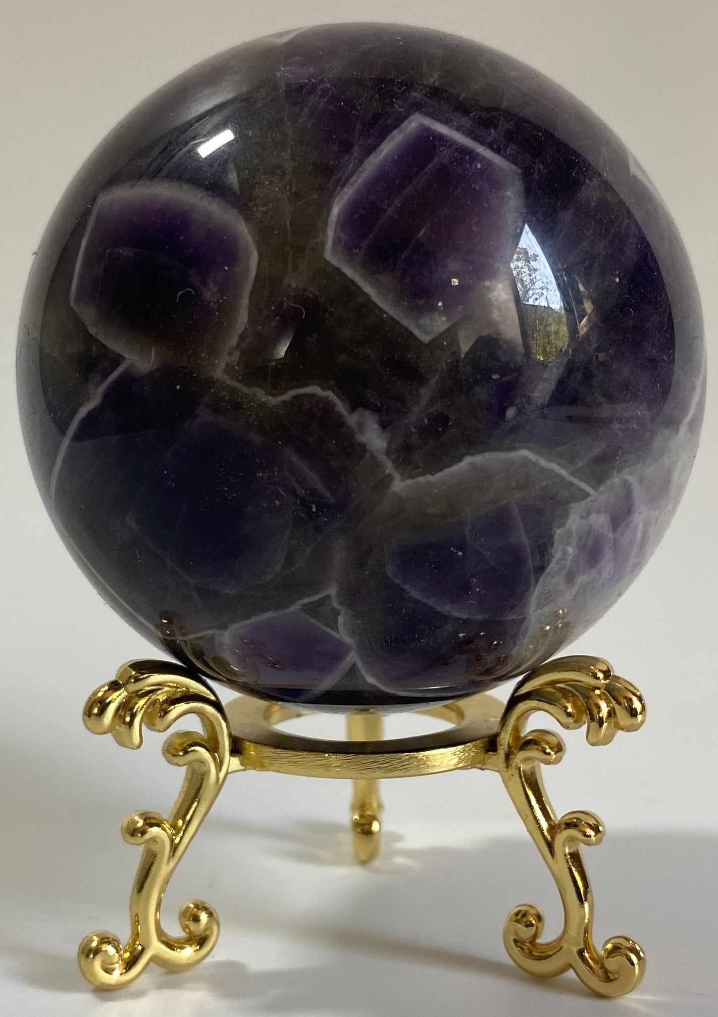 Sfera de 6.5cm din cristal de ametist chevron pe suport metalic cu fundal alb