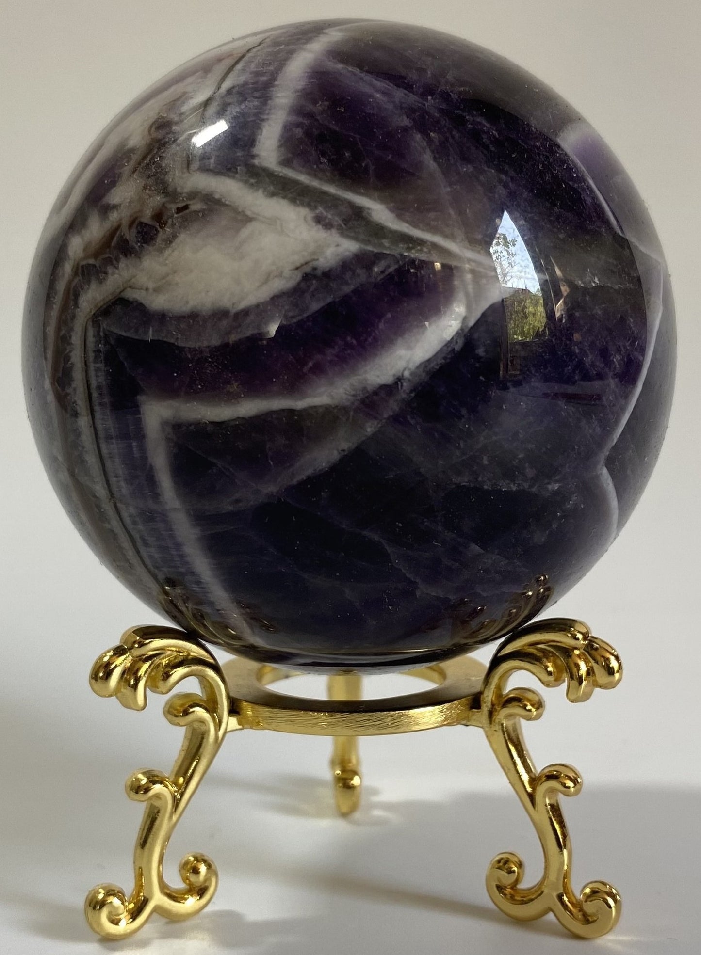 Sfera decorativa de 6.5cm din piatra semipretioasa de ametist chevron pe suport metalic cu fundal alb