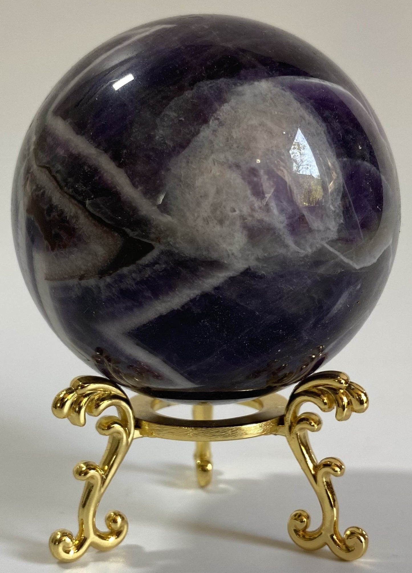 Sfera decorativa de 6.5cm din cristal de ametist chevron pe suport metalic cu fundal alb