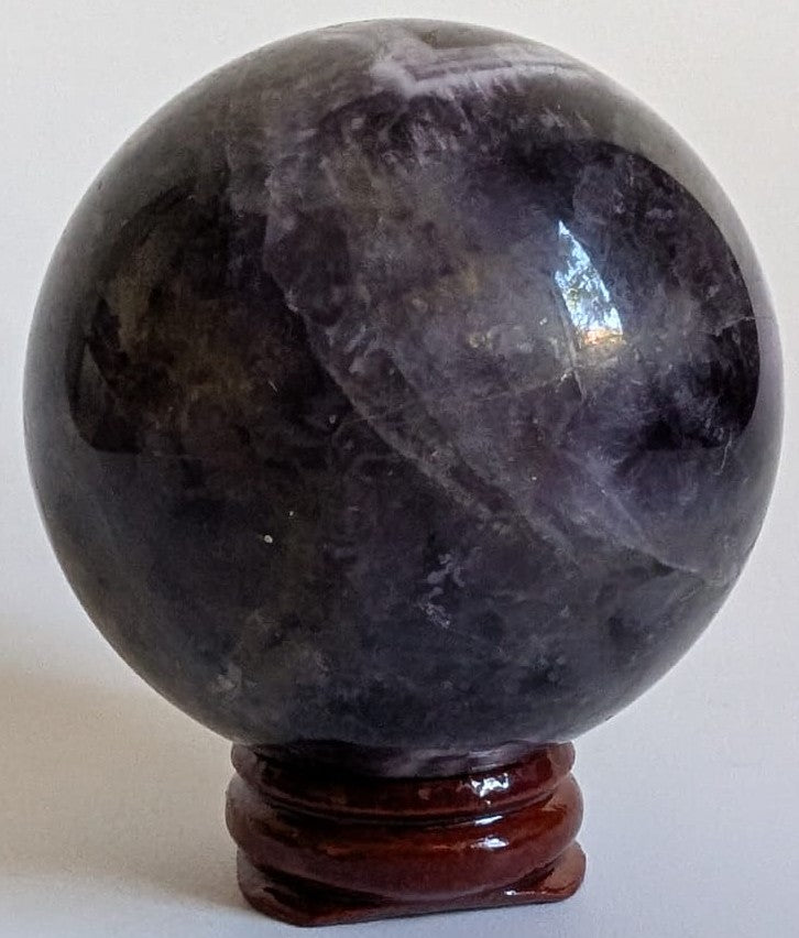 Sfera de 5.9cm din cristal de ametist chevron pe suport din lemn cu fundal alb
