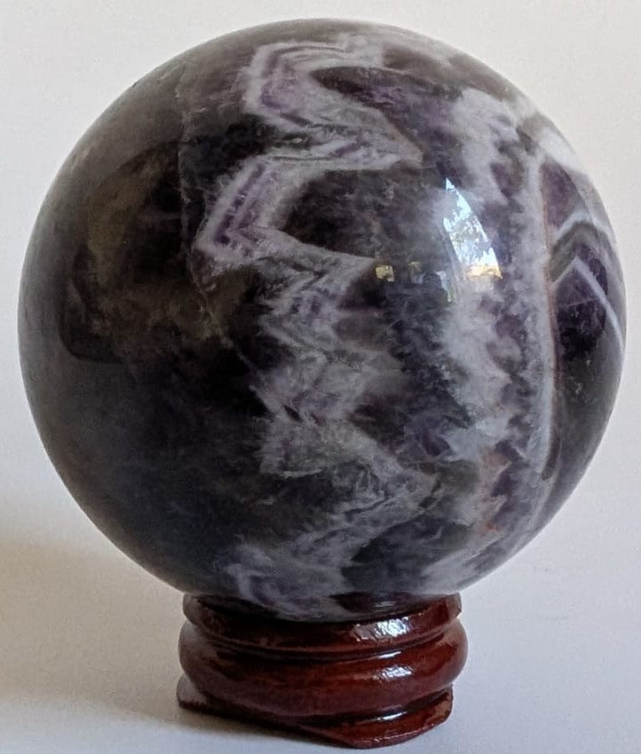 Sfera decorativa de 5.9cm din piatra semipretioasa de ametist chevron pe suport din lemn cu fundal alb