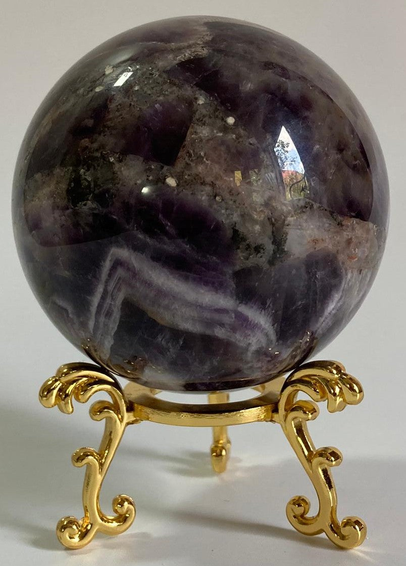 Sfera din cristal de ametist chevron pe suport metalic cu fundal alb