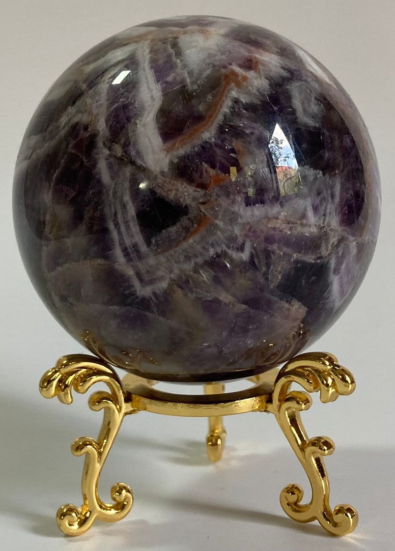 Sfera de 6.3cm din cristal de ametist chevron pe suport metalic cu fundal alb