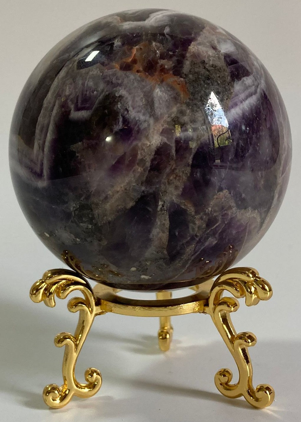 Sfera de 6.3cm din piatra semipretioasa de ametist chevron pe suport metalic cu fundal alb