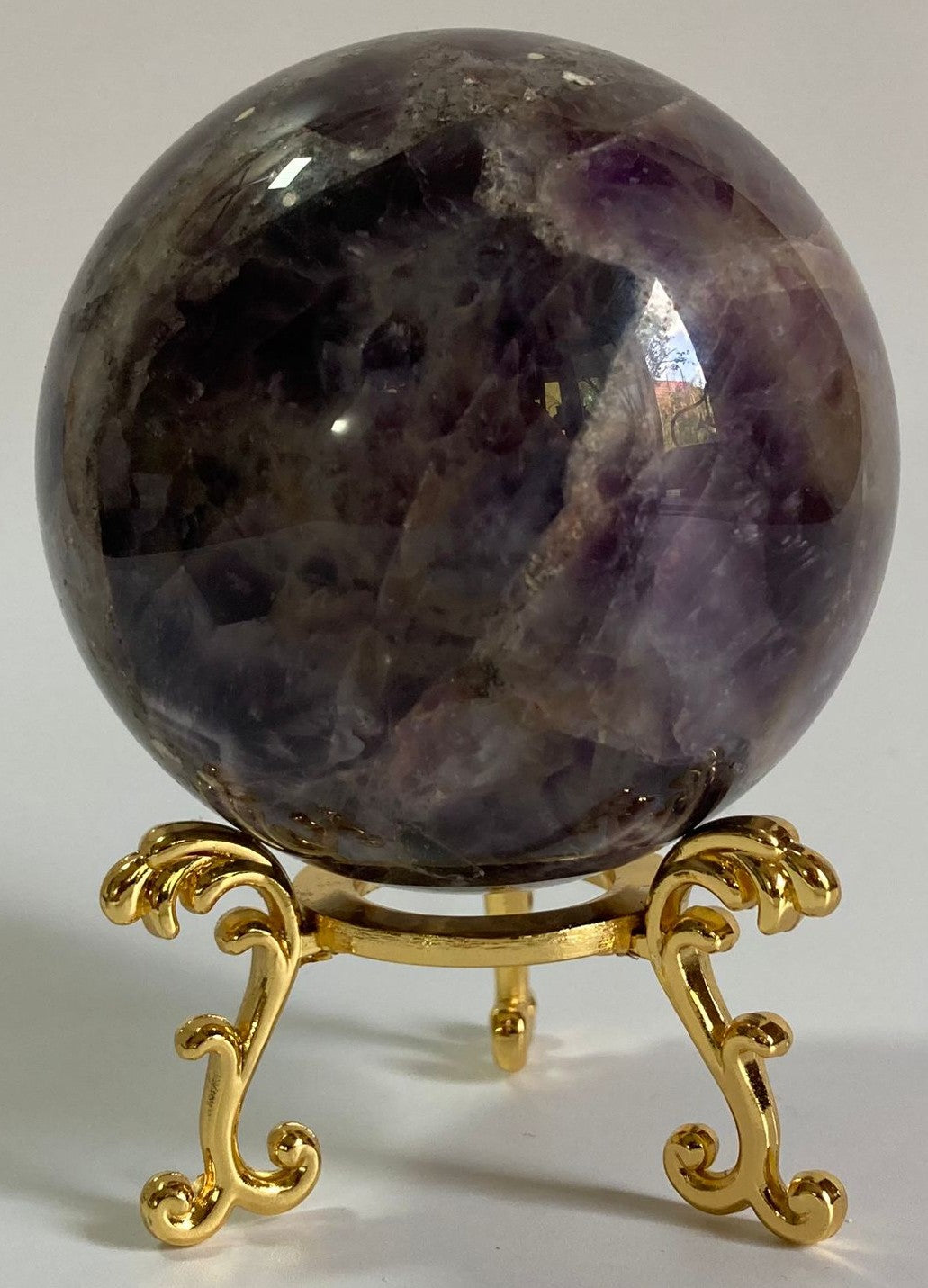 Sfera decorativa de 6.3cm din cristal de ametist chevron pe suport metalic cu fundal alb