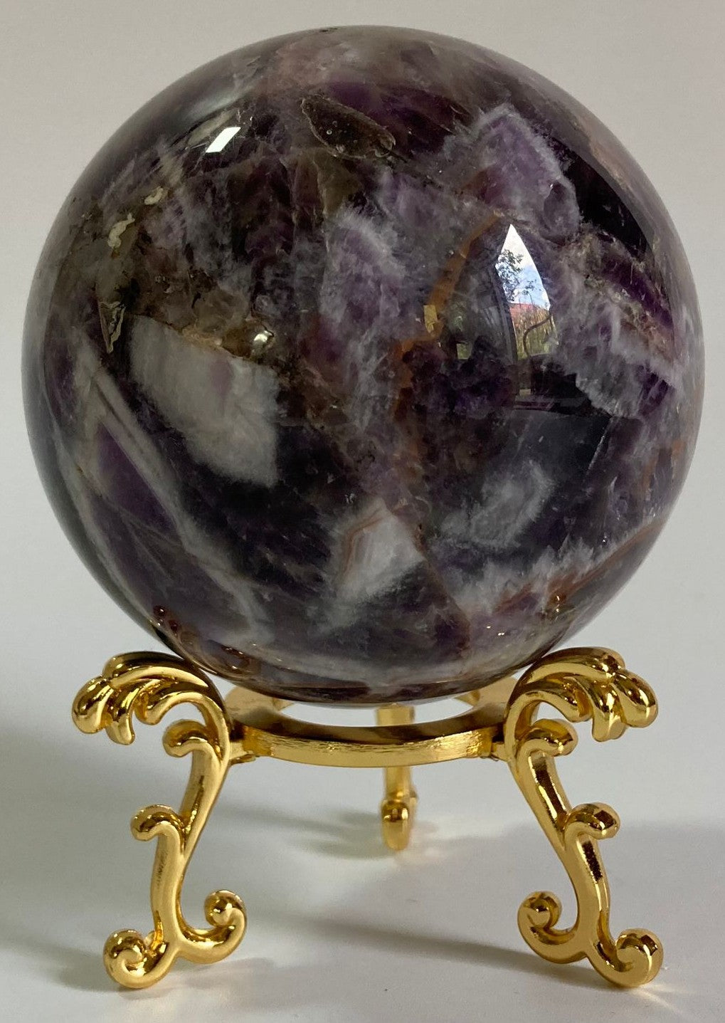 Sfera decorativa de 6.3cm din piatra semipretioasa de ametist chevron pe suport metalic cu fundal alb