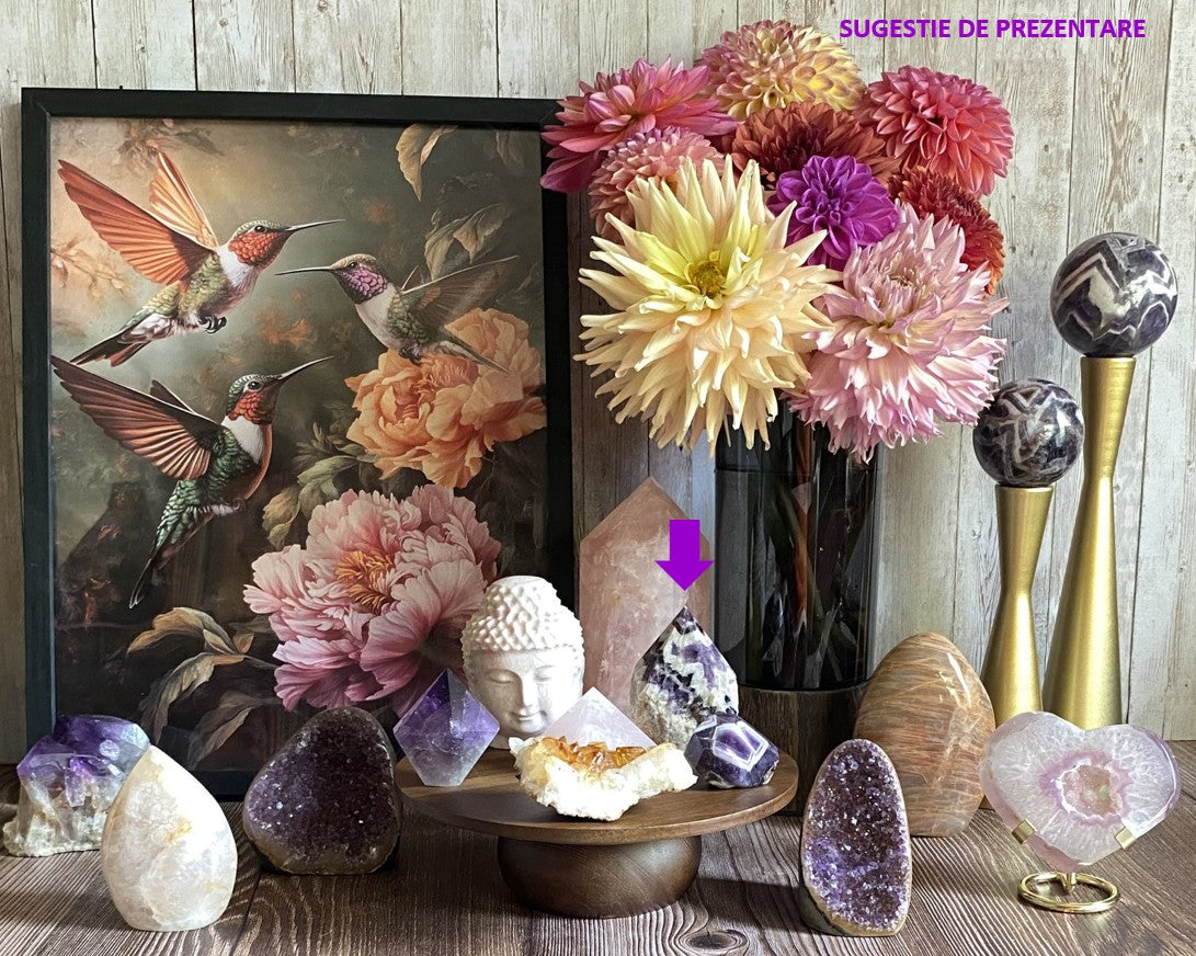 Decor cu varf polisat din piatra semipretioasa de ametist chevron cu vaza cu dalii