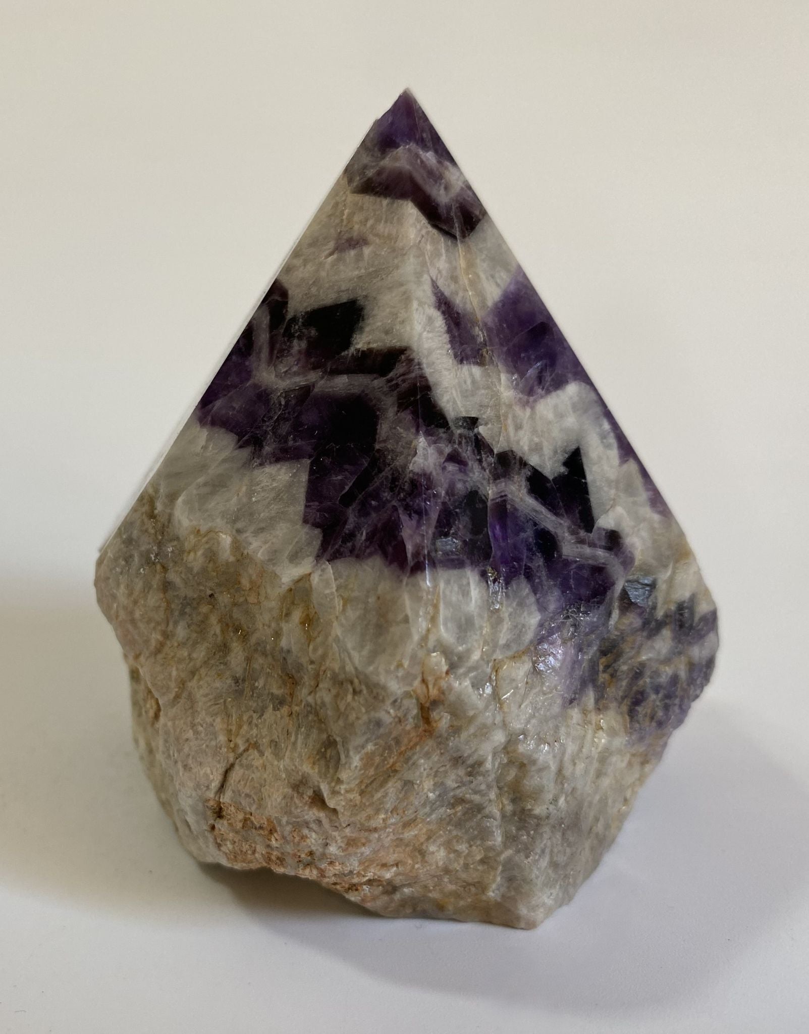 Varf polisat de 7.4cm din cristal de ametist chevron pe fundal alb