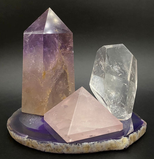 Set de cristale din ametist, cuart roz si cuart transparent pe felie de agat mov cu fundal negru