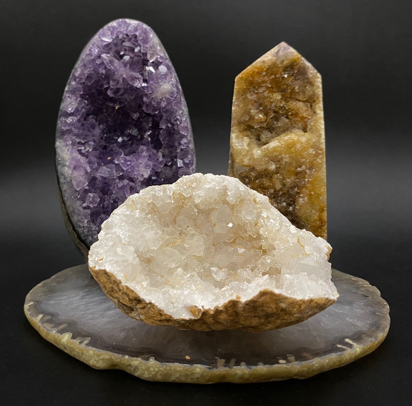 Set de cristale din ametist, fluorit galben si cuart alb pe felie din agat cu fundal negru