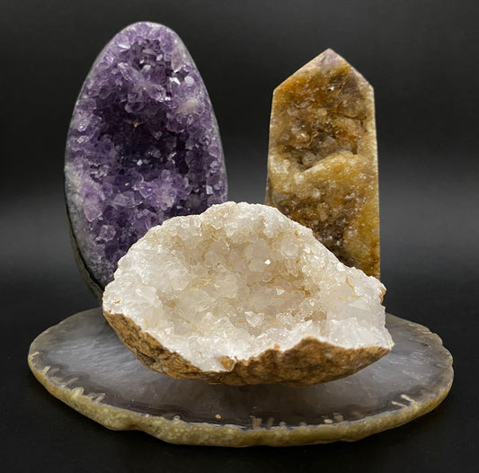 Set de cristale din ametist, fluorit galben si cuart alb pe felie din agat cu fundal negru