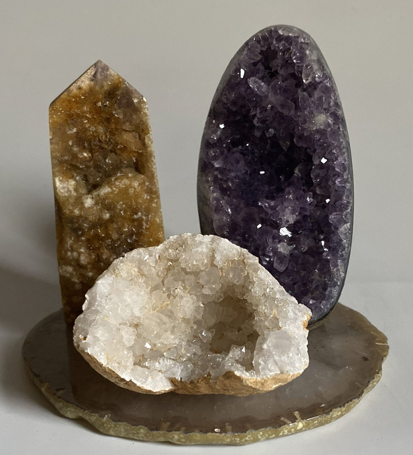 Set de pietre semipretioase din ametist, fluorit galben si cuart alb pe felie din agat cu fundal alb