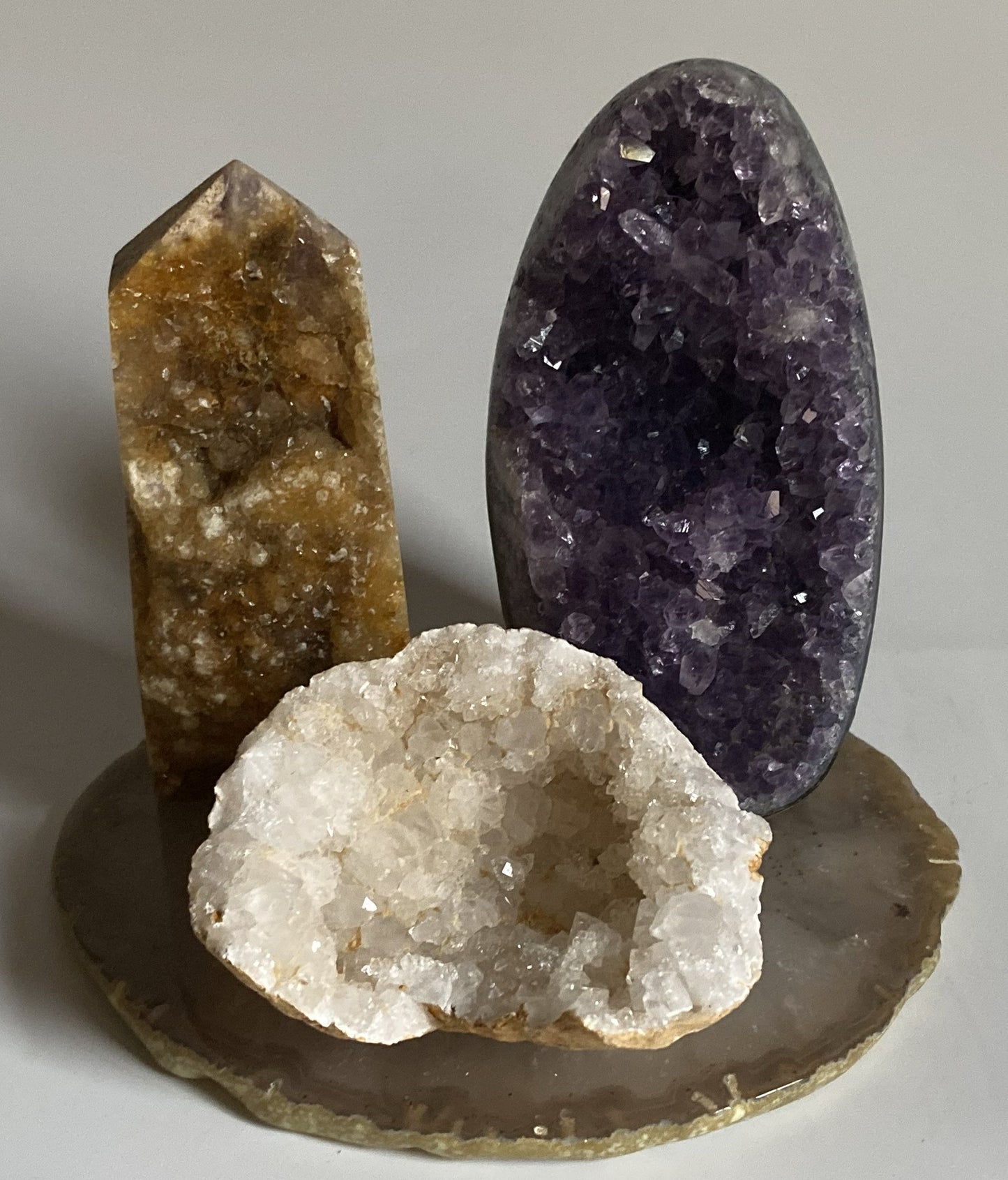 Set decorativ de cristale din ametist, fluorit galben si cuart alb pe felie din agat cu fundal alb