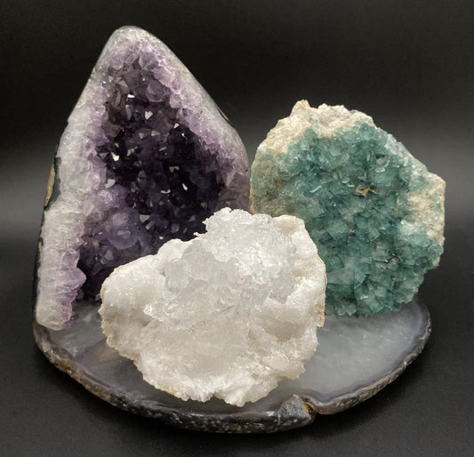 Set de cristale din ametist, cuart alb si fluorit verde pe felie de agat natural cu fundal negru