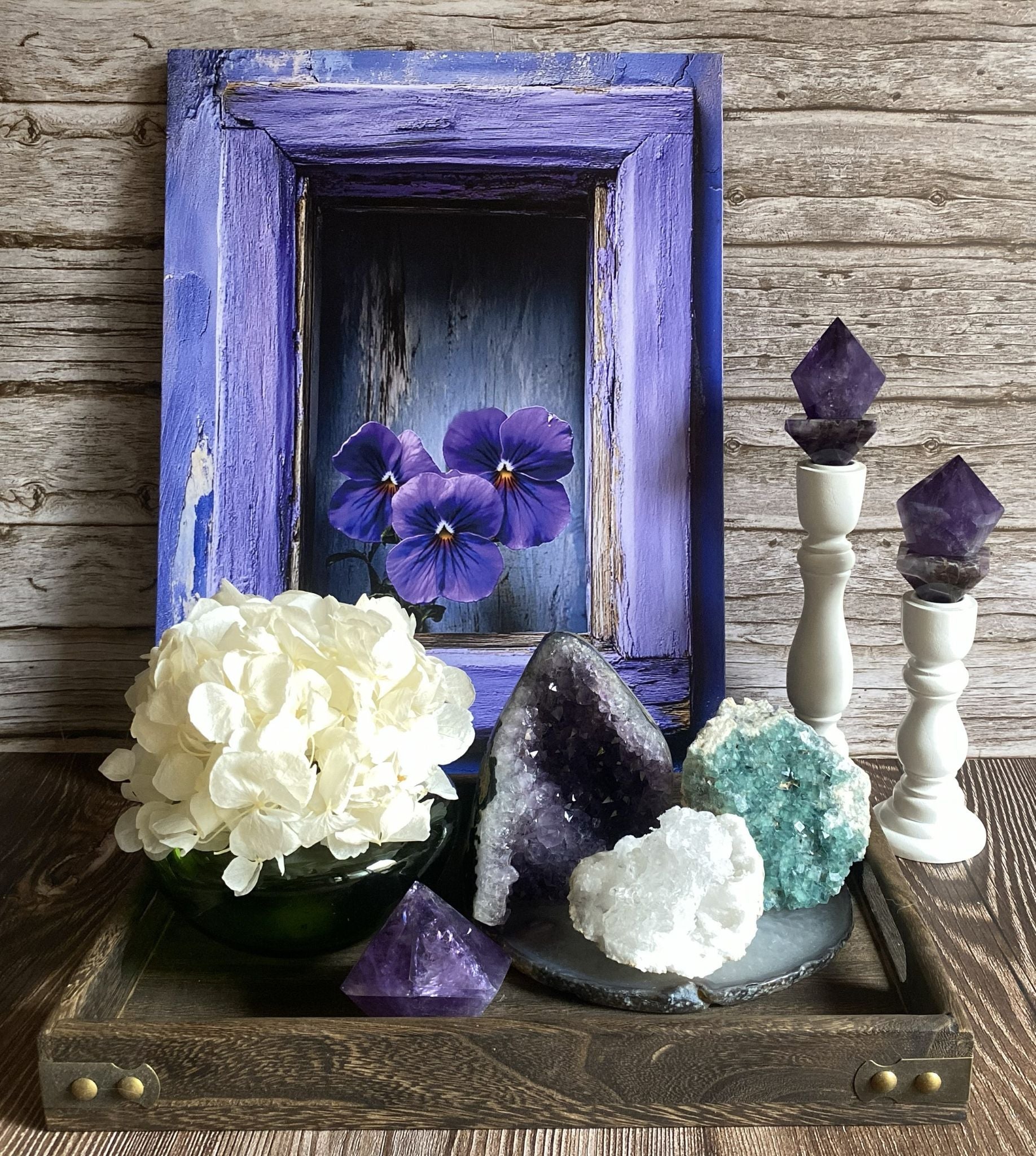 Decor cu set de cristale din ametist, cuart alb si fluorit verde pe felie de agat natural cu vaza cu hortensie