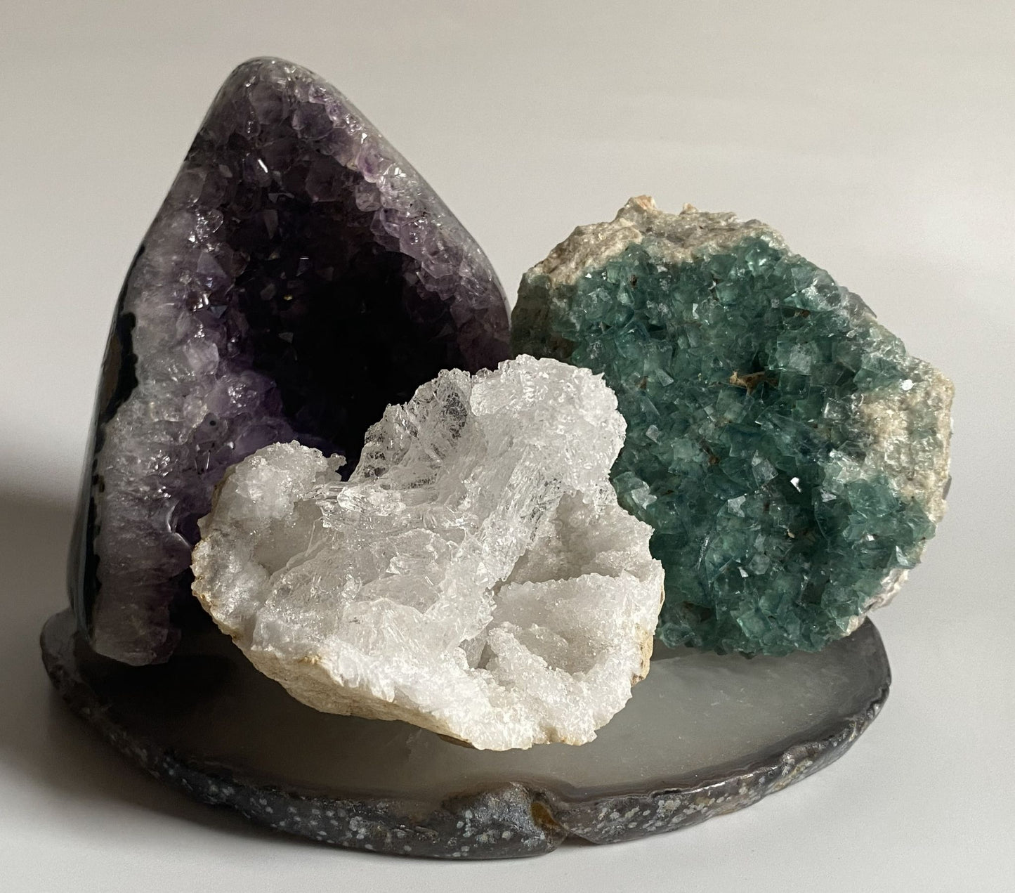 Set de cristale din ametist, cuart alb si fluorit verde pe felie de agat natural cu fundal alb