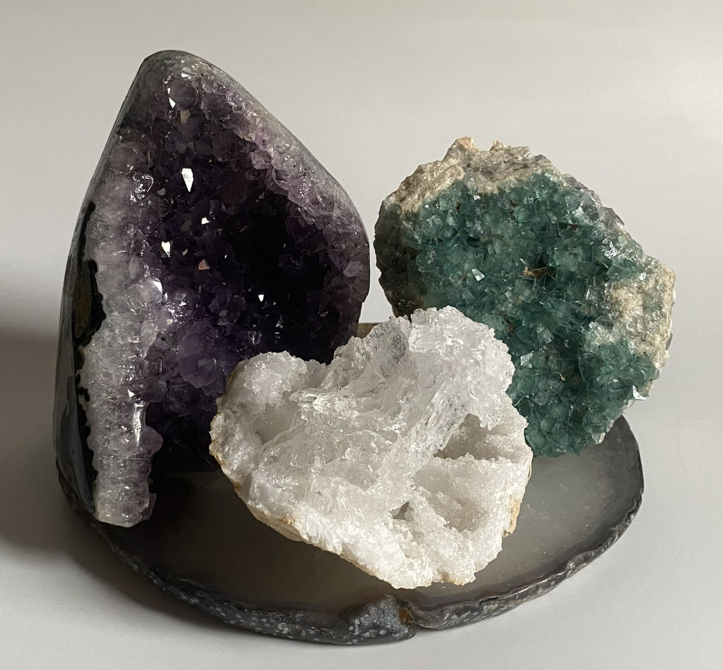 Set de pietre semipretioase din ametist, cuart alb si fluorit verde pe felie de agat natural cu fundal alb