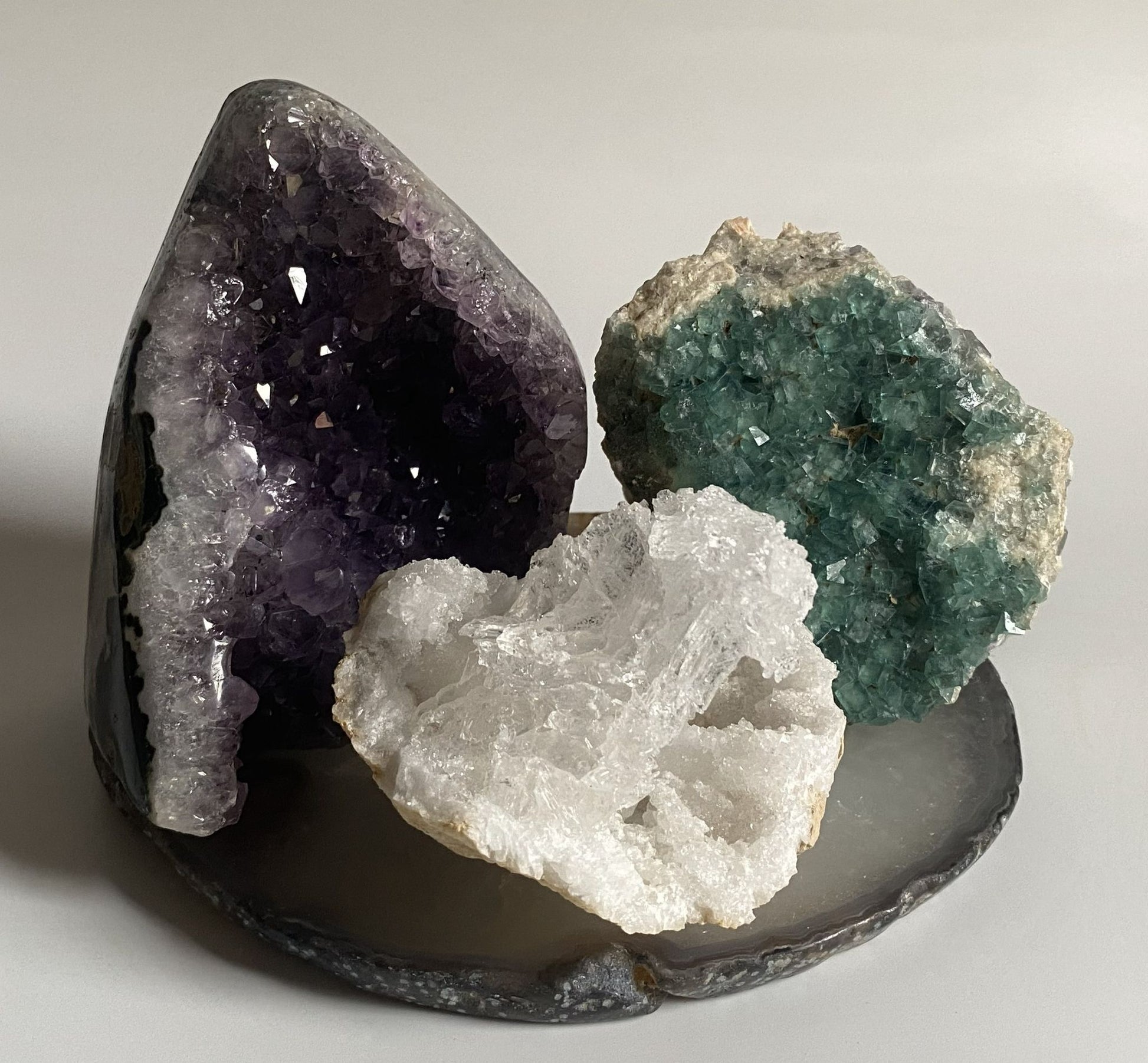 Set de pietre semipretioase din ametist, cuart alb si fluorit verde pe felie de agat natural cu fundal alb