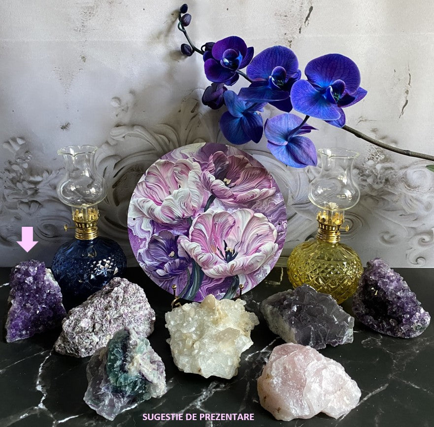 Decor cu fragment de geoda din piatra semipretioasa de ametist cu orhidee