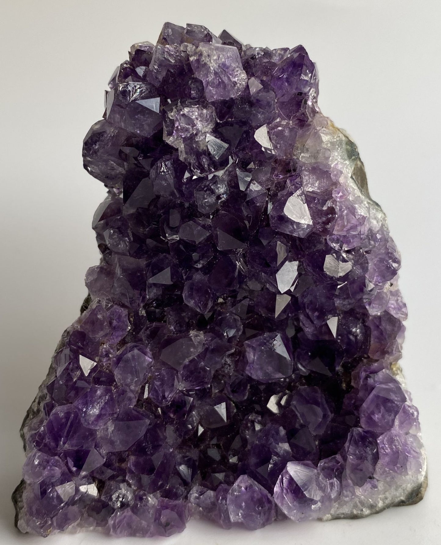 Fragment de geoda din cristal de ametist pe fundal alb